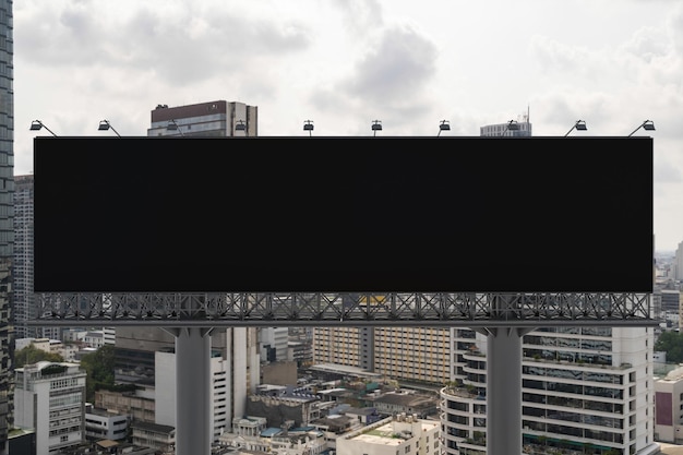 Cartelera de carretera negra en blanco con fondo de paisaje urbano de Bangkok a la hora del día Afiche publicitario de la calle maqueta Representación 3D Vista frontal El concepto de comunicación de marketing para promover o vender la idea