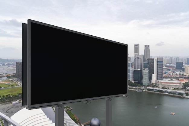 Cartelera de carretera negra en blanco con fondo de paisaje urbano de Singapur a la hora del día Cartel publicitario de la calle maqueta Representación 3D Vista lateral El concepto de comunicación de marketing para vender idea