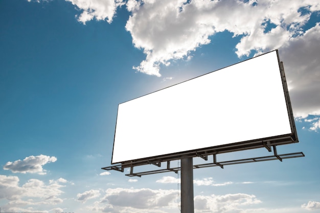 Cartelera: cartelera vacía frente a un hermoso cielo nublado en una zona rural