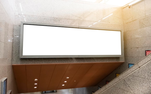 Cartelera fuera de la maqueta de la estación de metro de un marcador de posición de banner