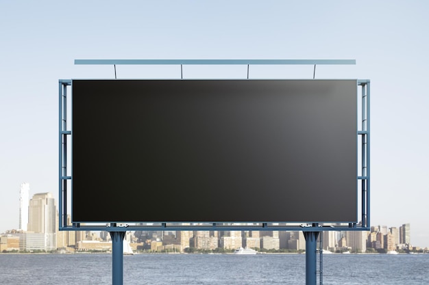 Cartelera negra en blanco en la vista frontal del fondo del paisaje urbano Concepto publicitario simulado