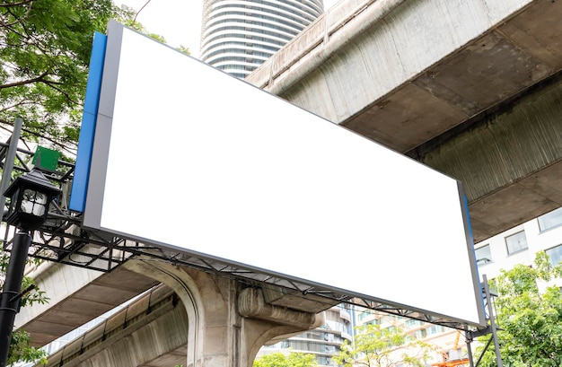Cartelera de pantalla LED al aire libre con pantalla blanca simulada en el camino de recorte del sendero para la maqueta