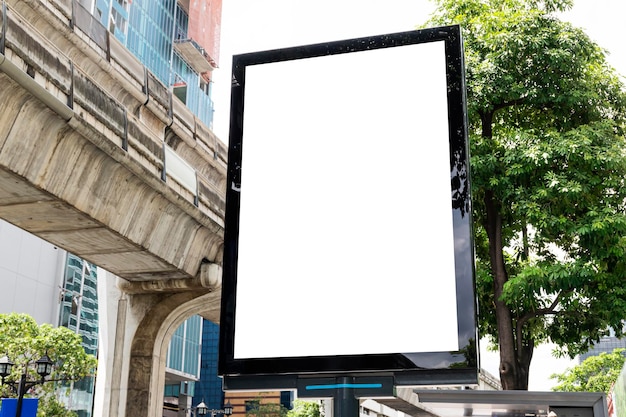 Cartelera de pantalla LED de poste exterior con pantalla blanca simulada en el camino de recorte de la acera para la maqueta