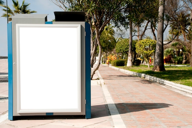 Foto cartelera de publicidad electrónica en blanco en una parada de autobús