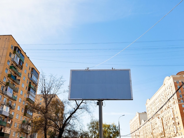 Foto cartelera de publicidad gris al aire libre