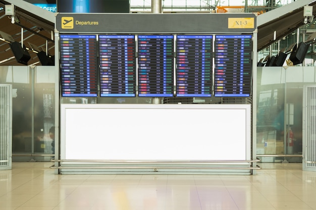 Cartelera publicitaria en blanco en el aeropuerto gran anuncio LCD