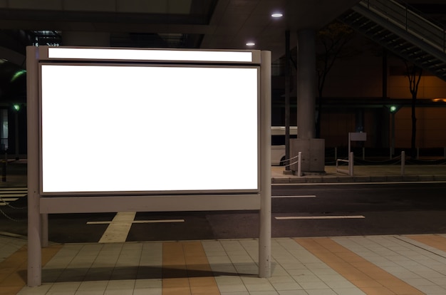 Foto cartelera publicitaria en blanco, caja de luz