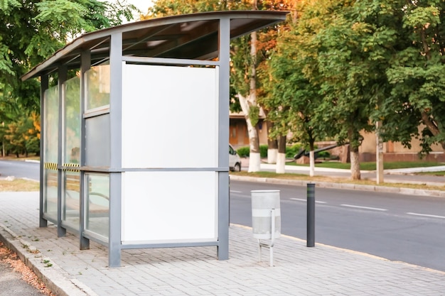 Cartelera publicitaria en blanco en las calles de la ciudad