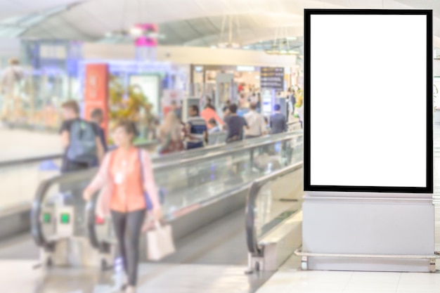 Cartelera publicitaria en blanco en el fondo del aeropuerto gran anuncio LCD