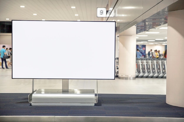 Foto cartelera publicitaria en blanco de medios digitales en el aeropuerto.
