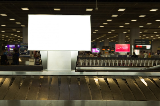 Foto cartelera publicitaria en blanco en el reclamo de equipaje en el aeropuerto