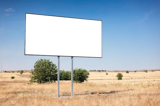 Cartelera vacía para cartel publicitario en campo agrícola en azul