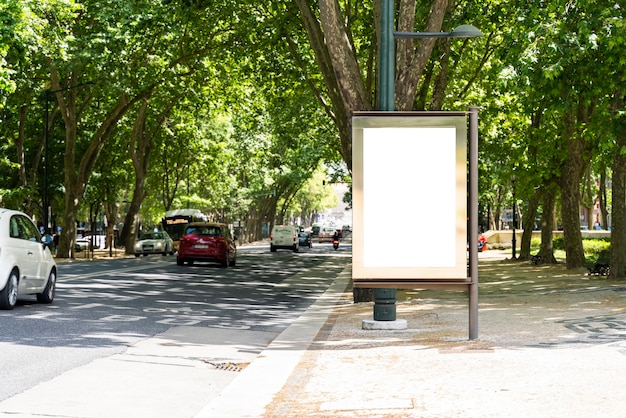 Cartelera vacía en la ciudad - maqueta para publicidad