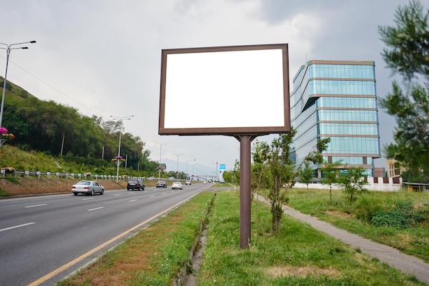 Cartelera vacía junto a la carretera, lugar para su anuncio y texto