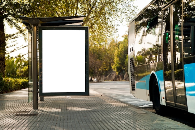 Foto cartelera vertical en blanco blanco en la parada de autobs en la calle de la ciudad