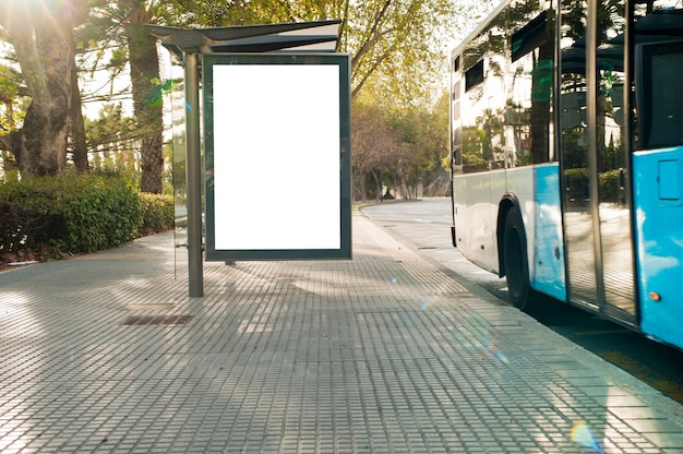 Foto cartelera vertical en blanco blanco en la parada de autobs en la calle de la ciudad