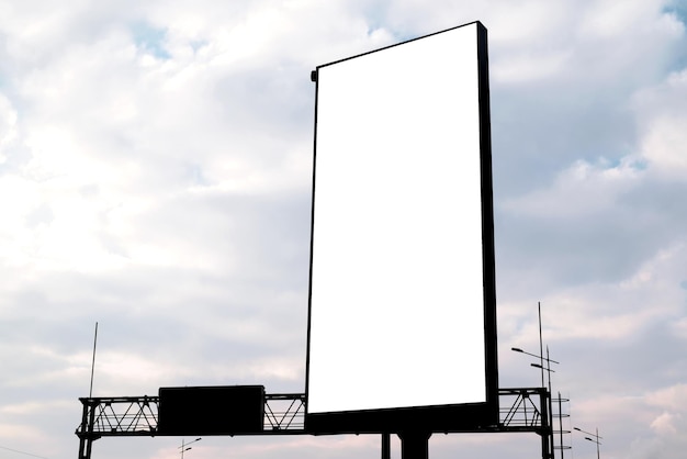 cartelera vertical contra el fondo del cielo nublado lugar de la maqueta para su información