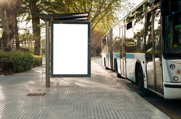 Foto cartelera vertical en blanco blanco en la parada de autobs en la calle de la ciudad