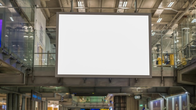 Carteles en blanco en el aeropuerto