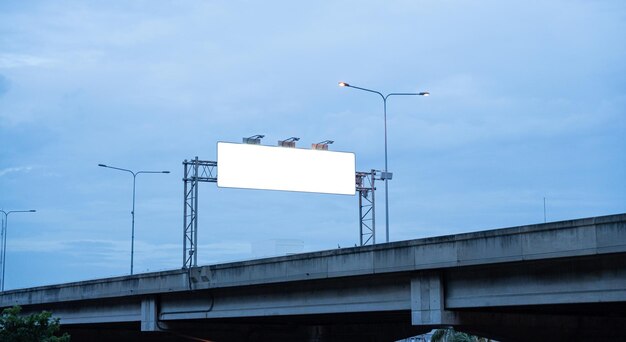 Carteles blancos vacíos en las calles de la ciudad para la publicidad a lo largo de las carreteras