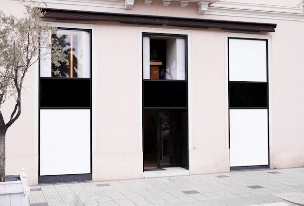 Carteles blancos en ventanas para su logo de tienda