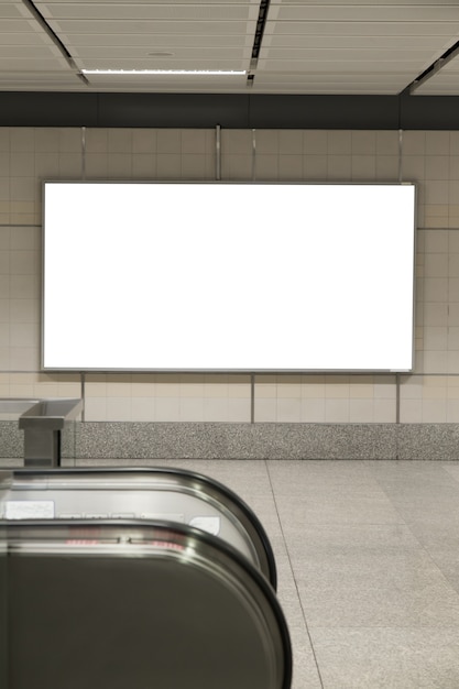 Foto carteles cartelera en blanco en la estación de metro para publicidad.