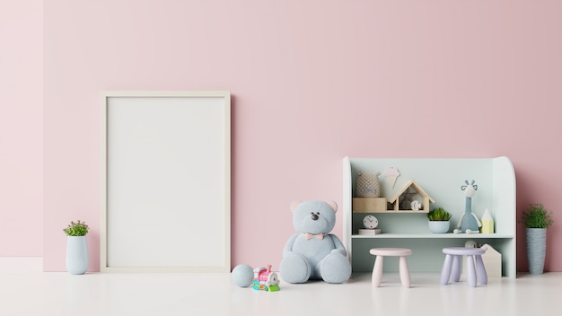 carteles en el interior de la habitación infantil en rosa.