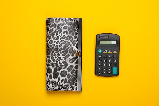 Cartera y calculadora con estilo en un amarillo.