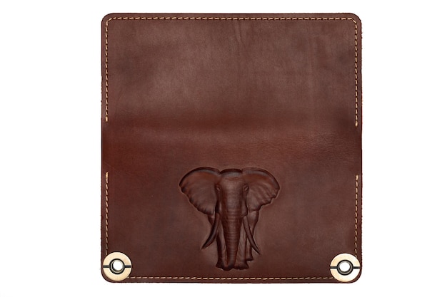Cartera de cuero marrón grande en un botón en un estampado de elefante de fondo blanco Vista superior