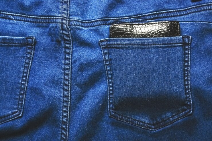 Cartera de cuero negro en la parte posterior del bolsillo de los jeans azules