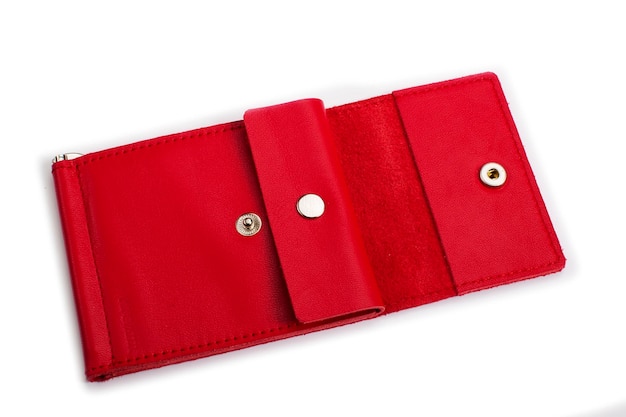 Cartera de cuero roja abierta sobre un fondo blanco.