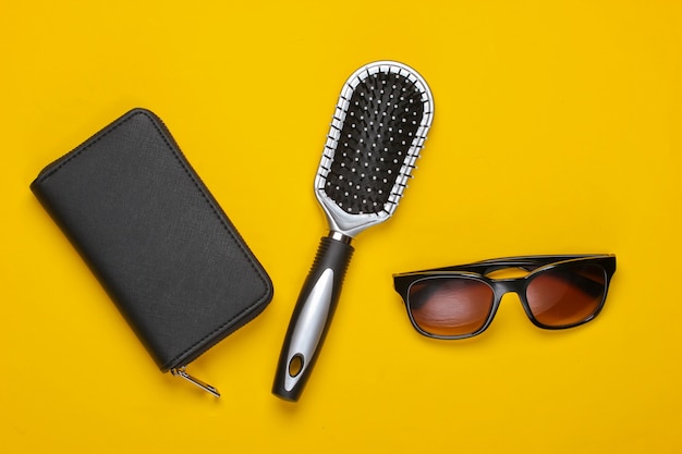 Cartera con gafas de sol, cepillo para el pelo en amarillo. Accesorios para mujer