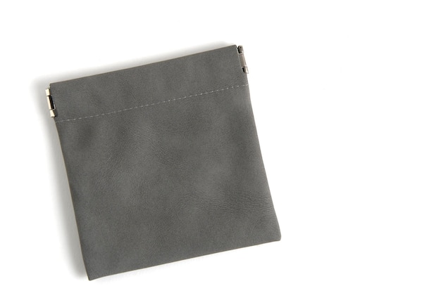 Cartera de ante gris sobre un fondo blanco aislado