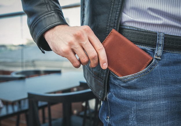 Cartera de mano para hombre en el bolsillo.