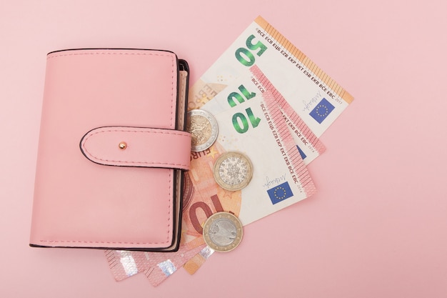 Cartera con moneda Euro en un azul vibrante. Negocios e Instagram