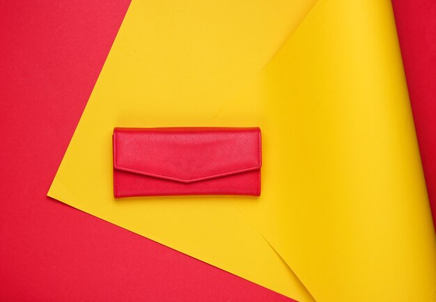 Cartera de piel roja sobre papel