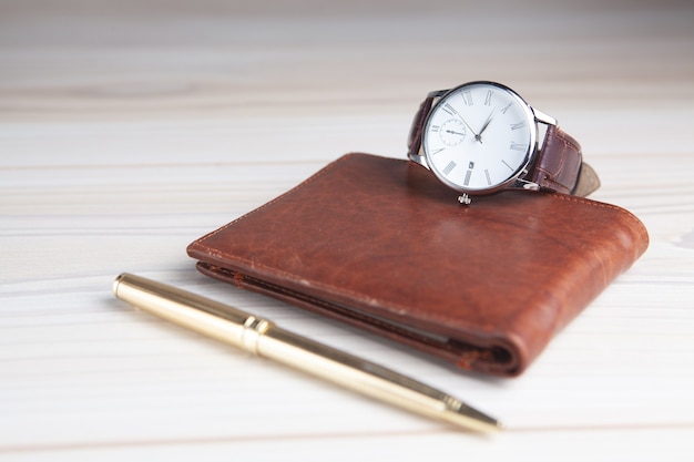 Cartera con reloj y espacio para copiar