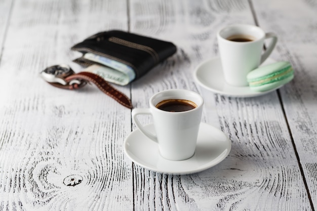 Cartera con reloj y taza de café,