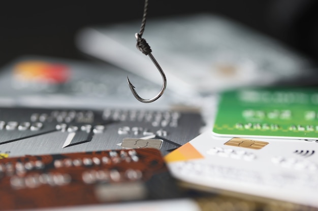 Foto cartões bancários de plástico de gancho e crédito na mesa dependência do conceito de empréstimos e parcelamentos