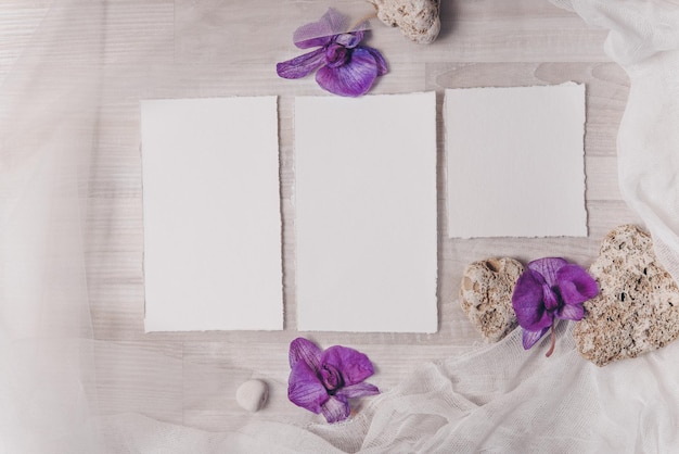 Foto cartões de casamento de maquete com vista superior plana em um lugar de fundo rosa para o seu texto