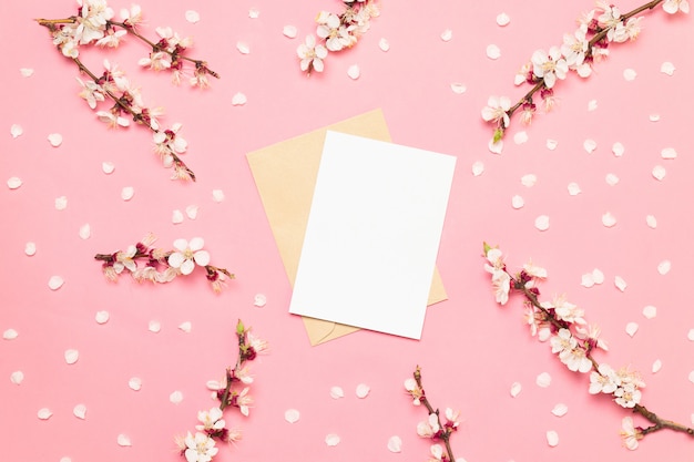 Cartões de convite de casamento com flores cor de rosa em um fundo rosa