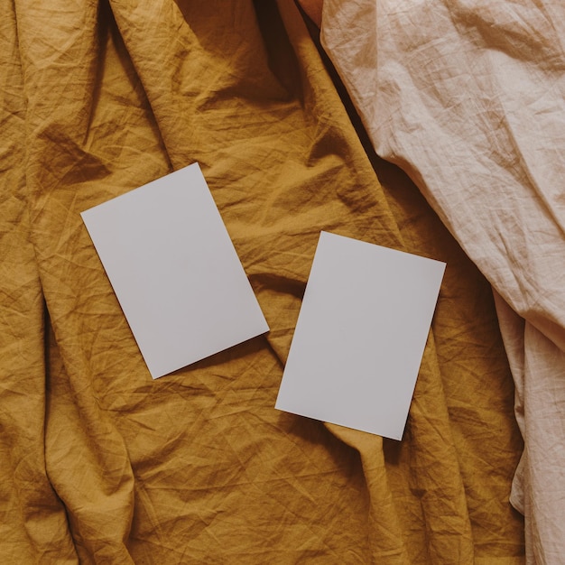 Cartões de convite de papel em branco com espaço de cópia em pano de linho elegante pastel neutro e pêssego Convites de casamento minimalistas estéticos de vista superior plana