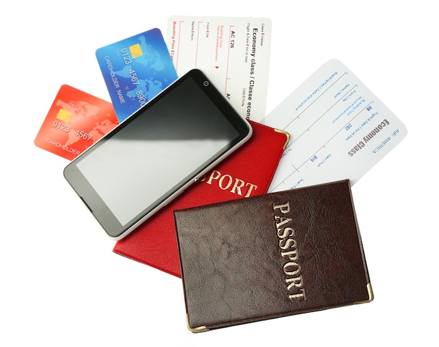 Cartões de crédito com passaportes e bilhetes isolados no branco