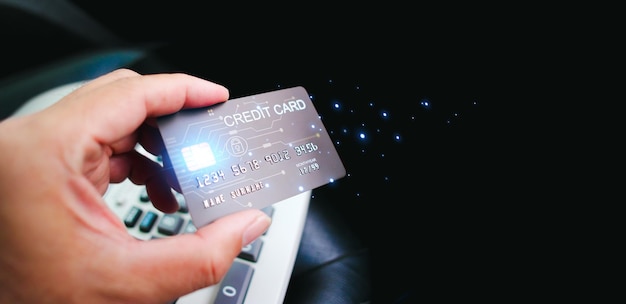 Foto cartões de crédito e conceito de privilégios financeiros segurando cartão de crédito de luxo em fundo escuro