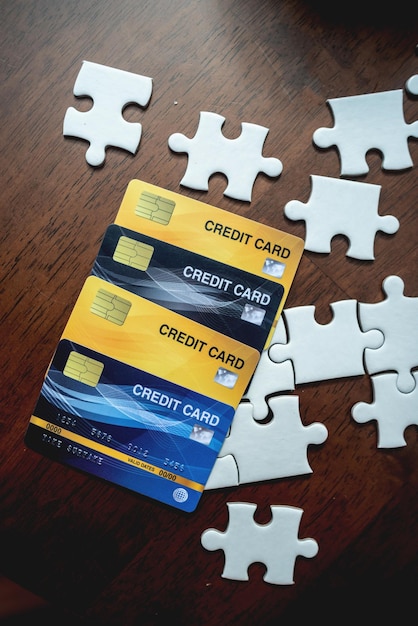 Foto cartões de crédito e quebra-cabeças colocados em uma mesa de madeira ideias de negócios