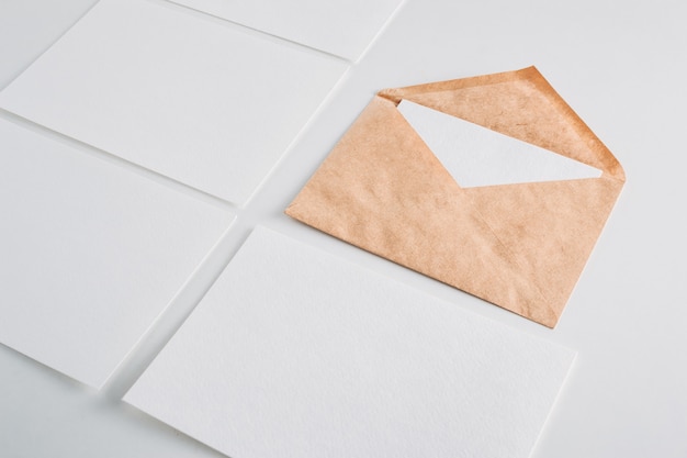 Cartões de folhas vazias do Livro Branco e envelope kraft em um branco. Maquete para design