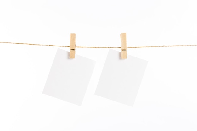 Cartões de papel pendurados em corda isolada