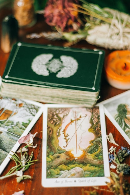 Foto cartões de tarot em uma superfície de madeira foto de estoque