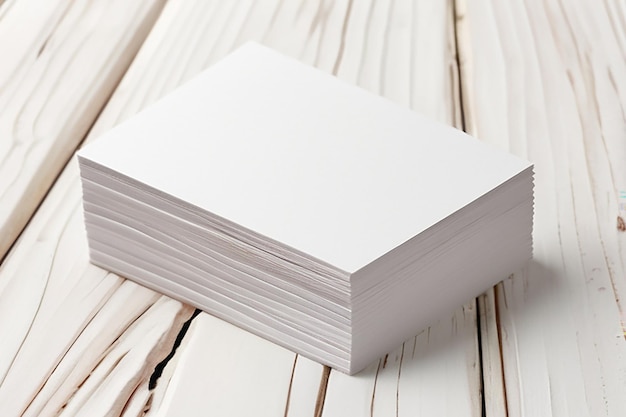 Cartões de visita brancos em fundo de madeira branca