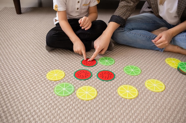 Foto cartões educacionais aproximados para crianças estão deitados no chão jogos com crianças em casa desenvolvimento infantil pré-escolar